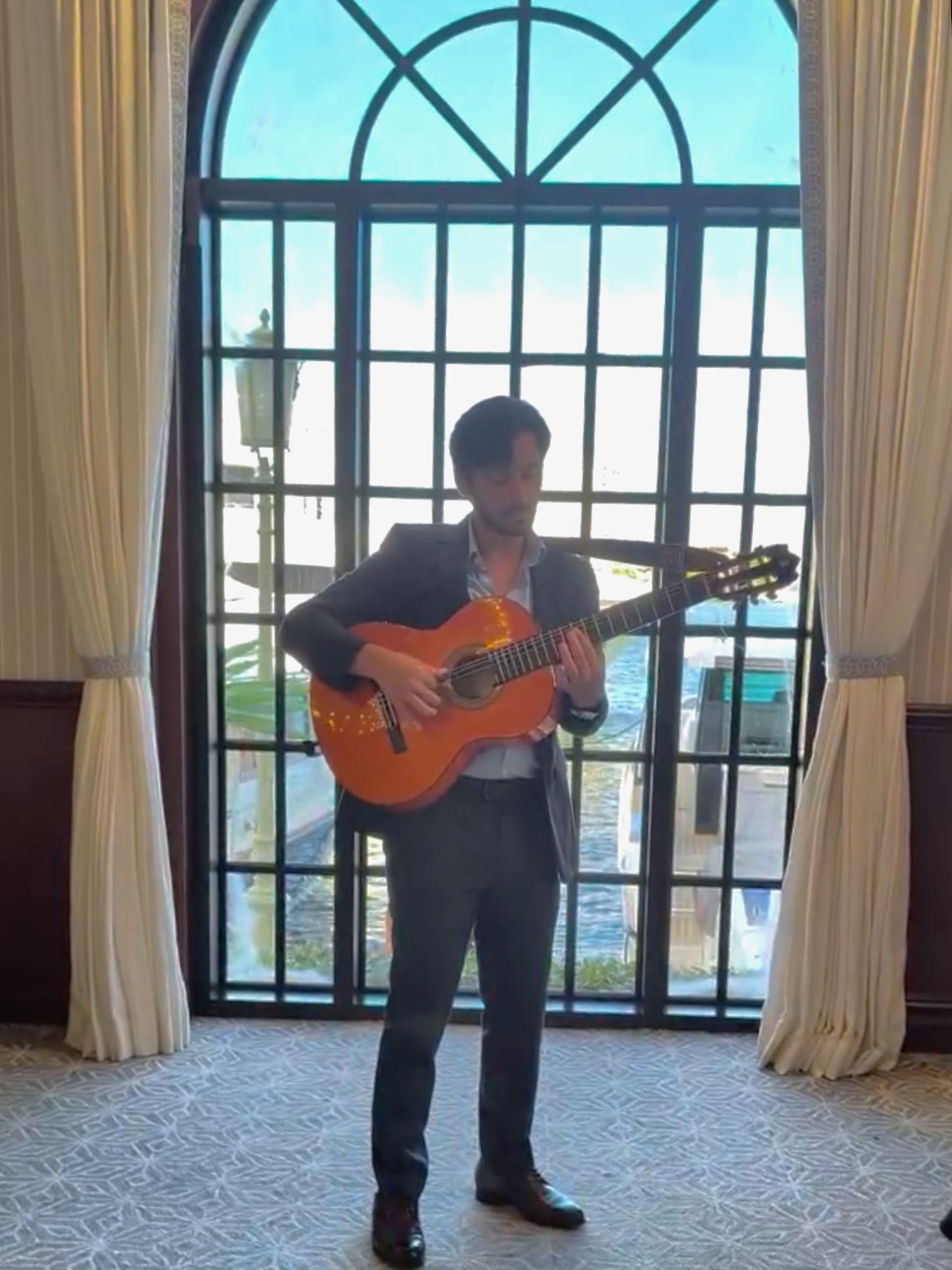 Sergio de Gouveia playing classical Spanish guitar