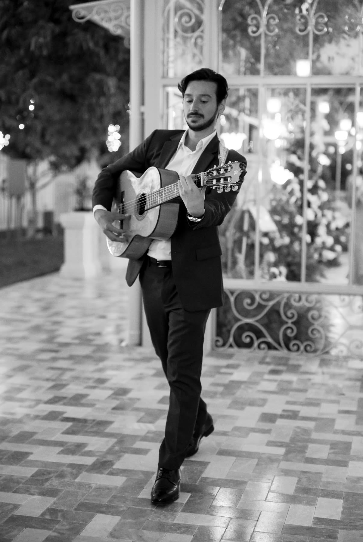 Sergio playing live Spanish guitar at a cocktail hour
